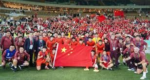 胜深圳更衣室！全员兴奋氛围极佳，汉兹领奖发懵，王世龙得金链子