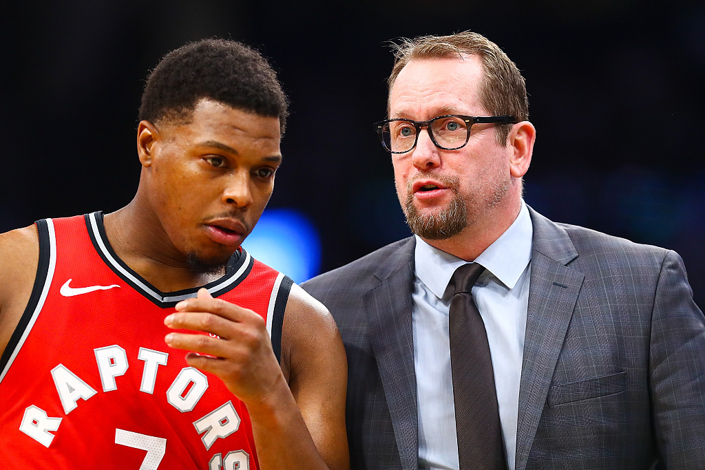 了他在球场 了他在球场